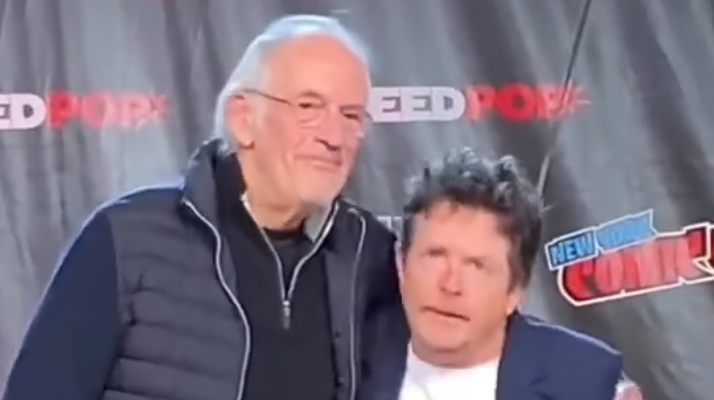 Comic Con : Les images bouleversantes de l&rsquo;acteur Michael J. Fox atteint de la maladie de Parkinson, serrer dans ses bras Christopher Lloyd