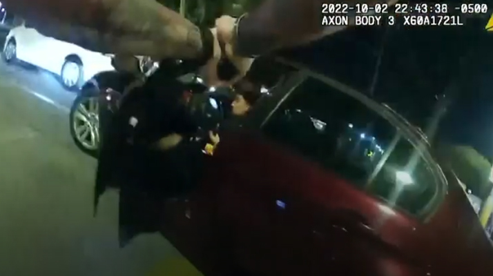 États-Unis : les images terribles d&rsquo;un adolescent de 17 ans abattu sans raison par un policier alors qu&rsquo;il mangeait sur le parking d&rsquo;un Mc Donald&rsquo;s