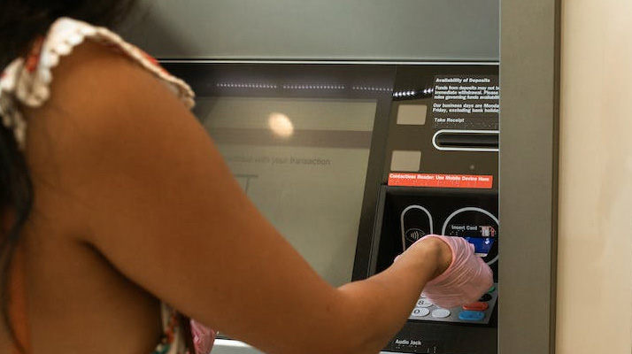 Yvelines : une femme enceinte de 5 mois agressée à un distributeur automatique à Mantes-la-Jolie