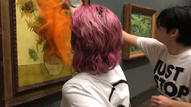 Londres. Des militantes écologistes jettent de la soupe à la tomate sur le tableau de Van Gogh les « Tournesols » de la National Gallery