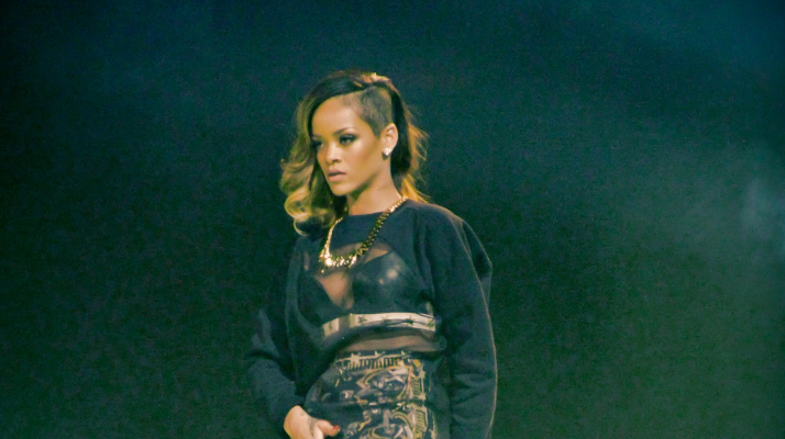 La chanteuse Rihanna annonce son grand retour avec un nouveau titre intitulé « Lift Me Up » après six ans d&rsquo;absence