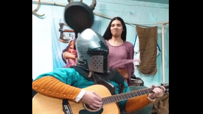 (Vidéo) Jouer du AC/DC à la guitare tout en se prenant des coups de poêle