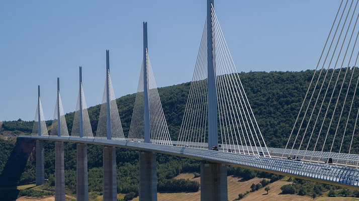 Aveyron : un base-jumper se tue en sautant du viaduc de Millau