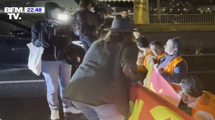 Paris : plusieurs écologistes interpellés puis placés en garde à vue après avoir bloqué la circulation sur le Pont de Sèvres à Boulogne-Billancourt