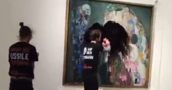 Une œuvre de Gustav Klimt aspergée de peinture noire par des militants écolos à Vienne