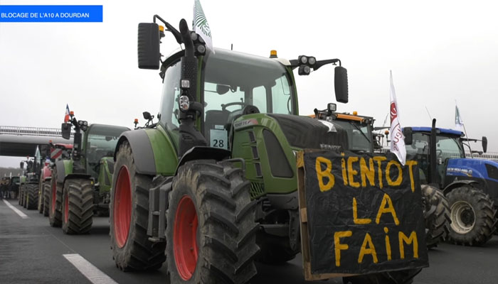 (Vidéo) Colère des agriculteurs : Près de 150 tracteurs ont bloqué l&rsquo;autoroute A10 dans les deux sens à hauteur du péage de Longvilliers à Dourdan dans l&rsquo;Essonne