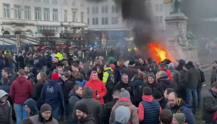 Vives tensions devant le parlement européen de Bruxelles entre agriculteurs et forces de l&rsquo;ordre