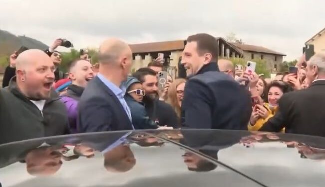 Jordan Bardella ovationné par une gigantesque foule lors de son déplacement en Isère