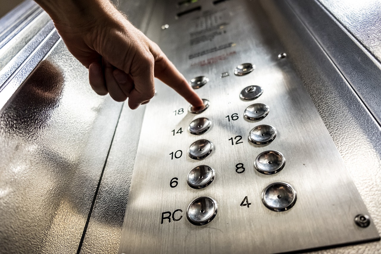 Drame en Italie : Les portes palières de l&rsquo;ascenseur s&rsquo;ouvrent, une jeune femme fait une chute mortelle de trois étages