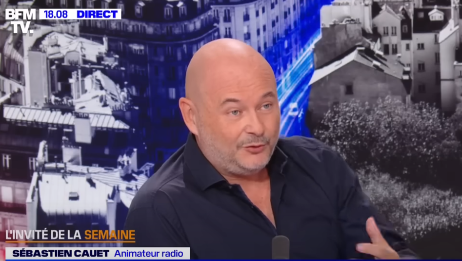 Affaire d’agressions sexuelles : Sébastien Cauet va pouvoir reprendre son poste d’animateur radio mais sans la présence du public après un allégement de son contrôle judiciaire
