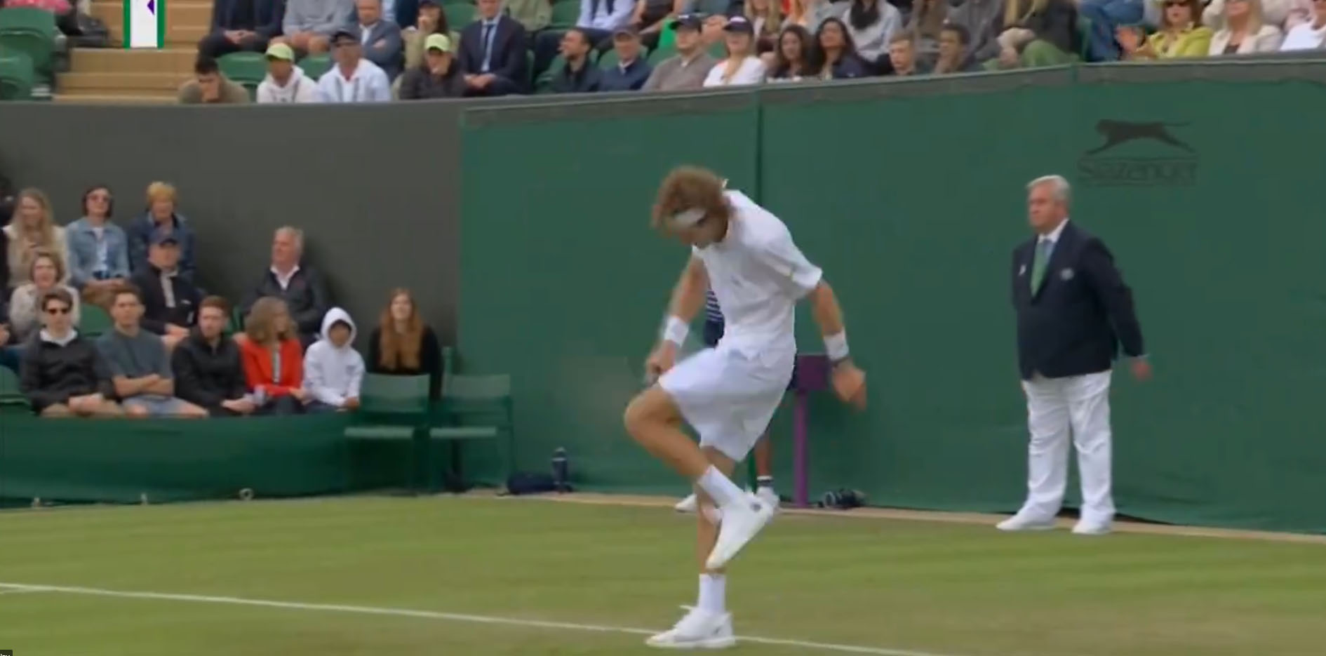 Le joueur de tennis russe, Andrey Rublev, s’emporte en plein match et se blesse après s&rsquo;être frappé le genoux à plusieurs reprises avec sa raquette