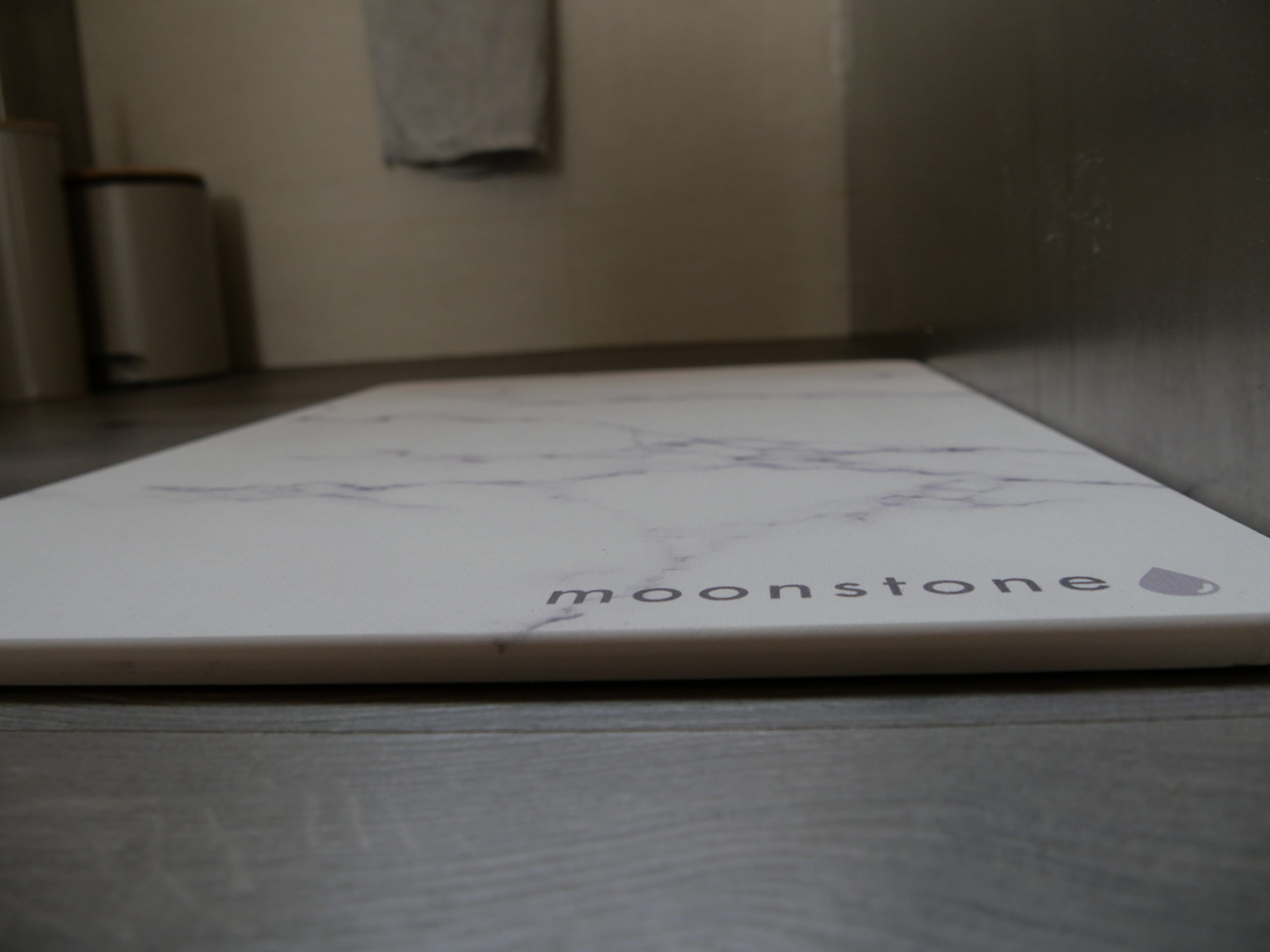 On a testé le tapis de bain en pierre, Moonstone, qui sèche instantanément 2