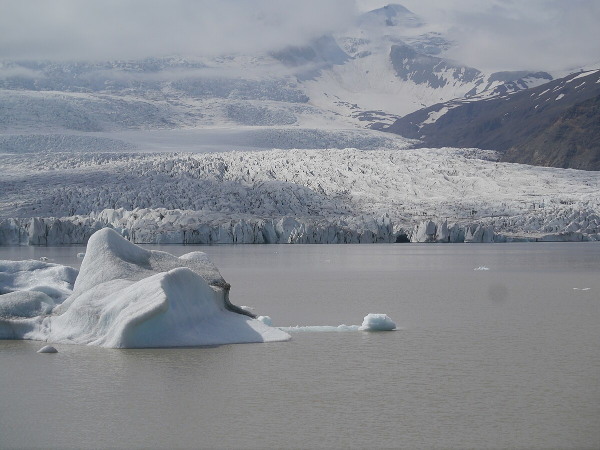 Un mort et deux personnes disparues suite à l&rsquo;effondrement d&rsquo;une grotte de glace en Islande