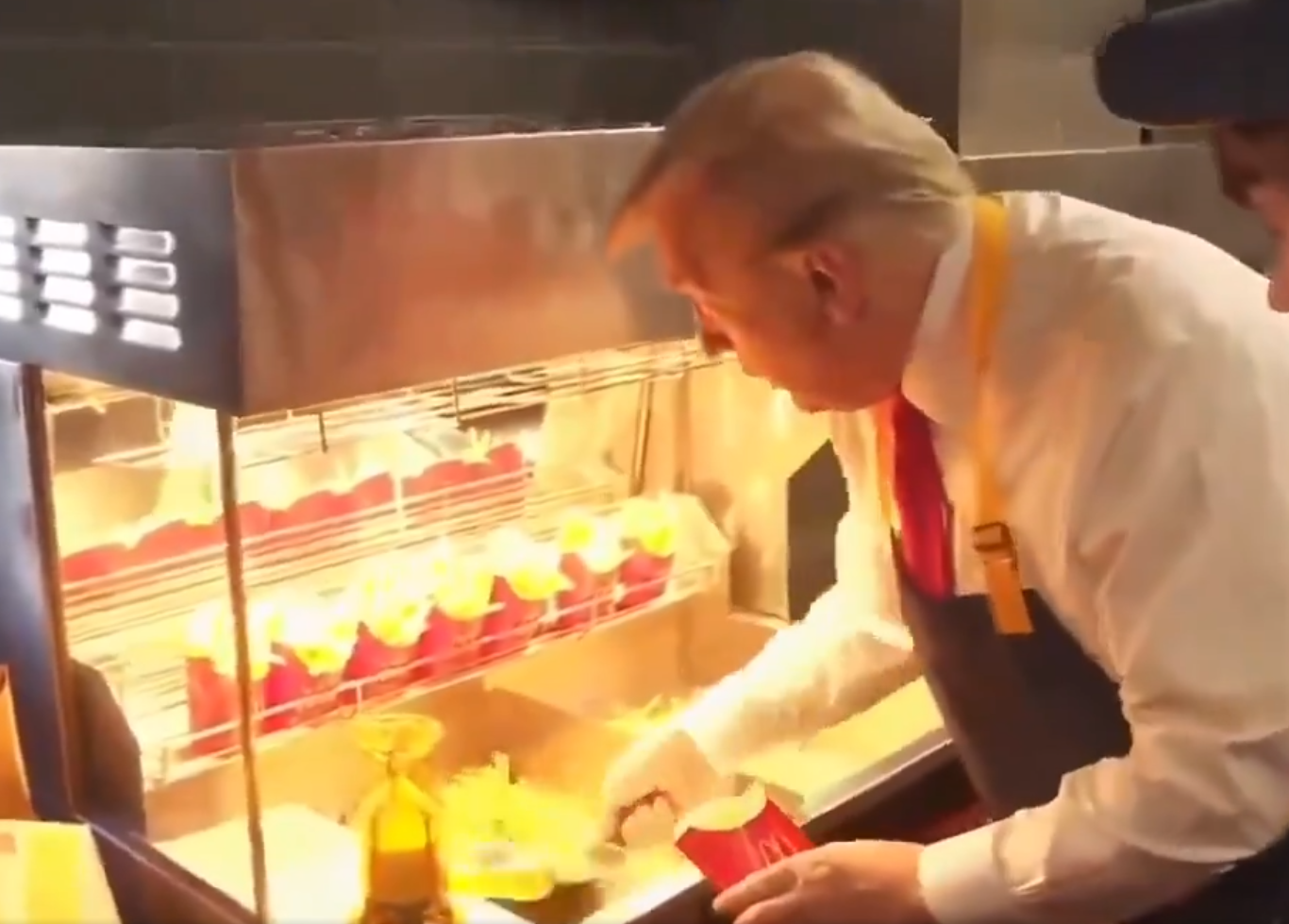 Donald Trump filmé cette nuit en train de faire des frites dans un McDonald&rsquo;s de Pennsylvanie