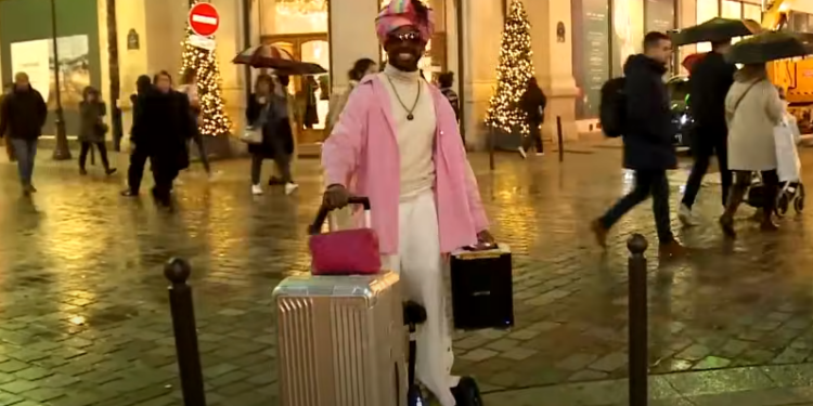 « Le Transporteur de Bonheur », Femi the Scorpion, qui fait danser les parisiens, victime du vol de son skate board électrique