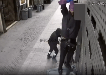 Paris. Les images surréalistes de plusieurs individus filmés en train d&rsquo;arracher des drapeaux LGBT sur un bar gay