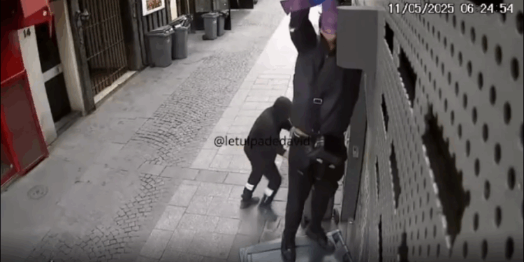 Paris. Les images surréalistes de plusieurs individus filmés en train d&rsquo;arracher des drapeaux LGBT sur un bar gay