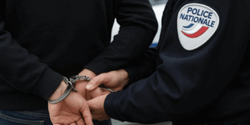 Enfer­mée sur un balcon par son compagnon, une femme s’échappe par l’échafaudage