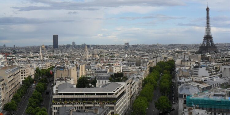 Macabre découverte à Saint-Cloud : une femme retrouvée morte dans son appartement, son mari en garde à vue