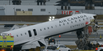 New York : collision spectaculaire entre un avion et un véhicule de secours à l’aéroport de LaGuardia