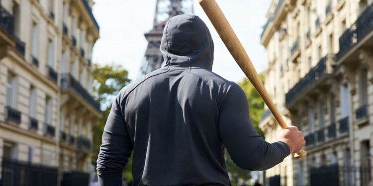 Paris (Xe arrondissement) : un jeune homme entre la vie et la mort après une violente agression au quai de Valmy
