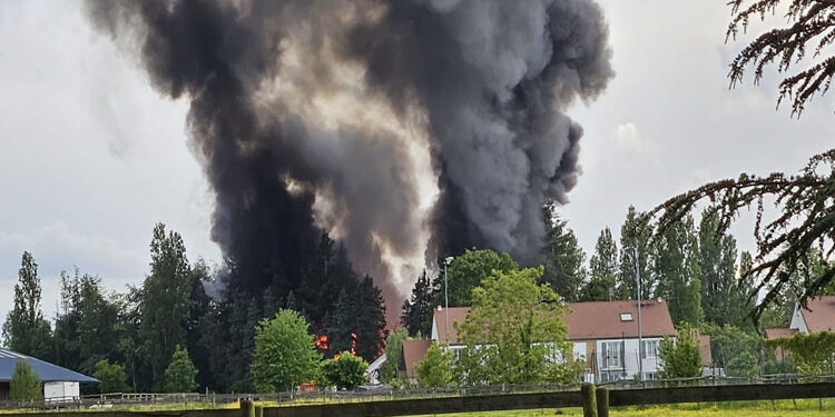 Violent incendie aux Loges-en-Josas : 2 800 m² d’entrepôts détruits, un immense panache visible jusqu’à Paris