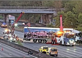 A10 : un poids lourd traverse le terre-plein central, l’autoroute coupée aux Ulis