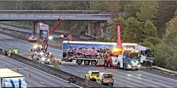 A10 : un poids lourd traverse le terre-plein central, l’autoroute coupée aux Ulis