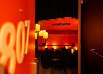 Pour Halloween, easyHotel transforme la chambre 807 en cercueil géant : une nuit d&rsquo;épouvante… et de grand confort