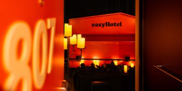 Pour Halloween, easyHotel transforme la chambre 807 en cercueil géant : une nuit d&rsquo;épouvante… et de grand confort