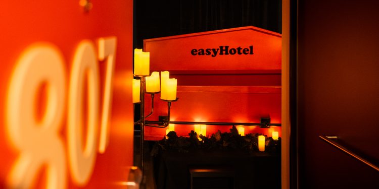 Pour Halloween, easyHotel transforme la chambre 807 en cercueil géant : une nuit d’épouvante… et de grand confort